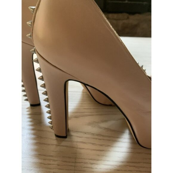 Vince Camuto tan with Gold Spikes Pumps/Platform - size 38. Size 7.5 Or 8 USA - Picture 5 of 16